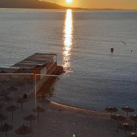 アパート Flat In Sarandë